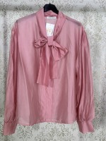BLUSA DE CEDA CON LAZO EN EL CUELLO