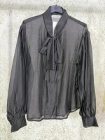 BLUSA DE CEDA CON LAZO EN EL CUELLO